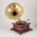 1758&nbsp;4102&nbsp;Trattgrammofon